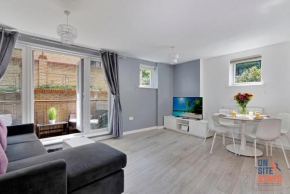 OnSiteStays - Contemporary 2 Bed Apt with Ensuite, 2 x Free Parking Spaces & a Balcony